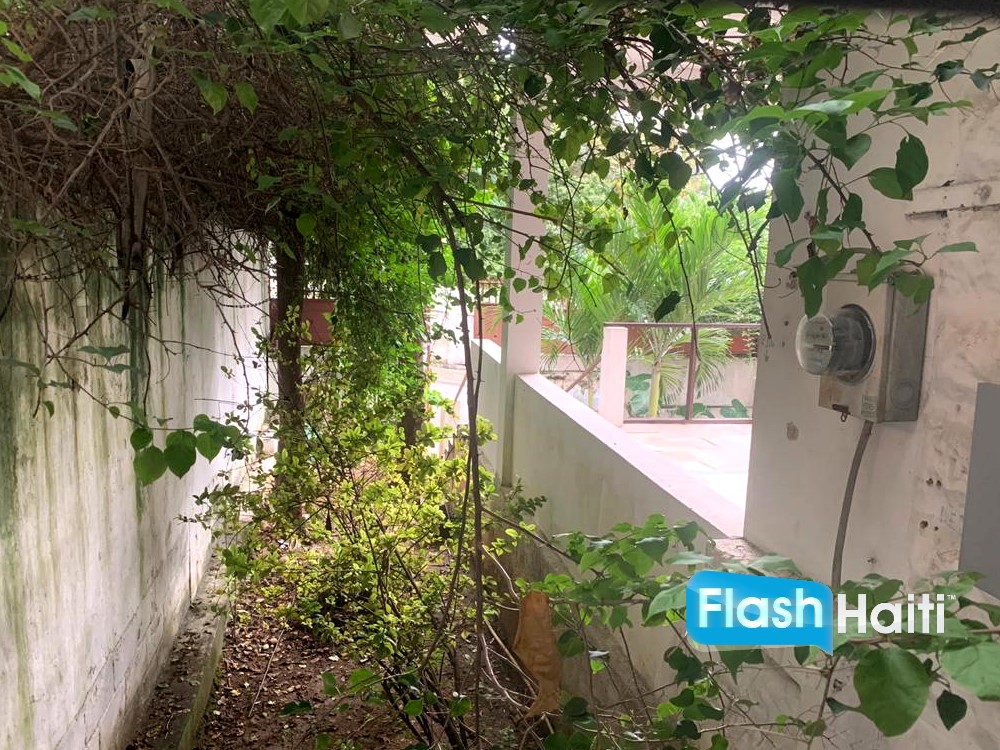 Maison d’Exception à Vendre à Pacot avec Vue Mer Panoramique