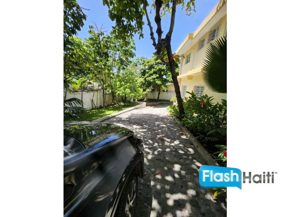 Spacious 5-Bedroom House with Pool for Rent in Pèlerin 5