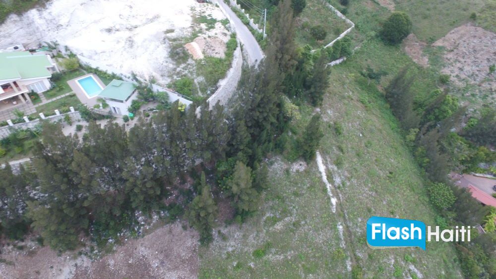 Grand terrain à vendre pour projet résidentiel à Laboule 10