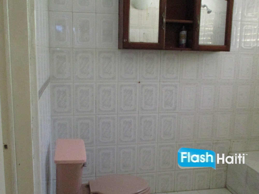 Belle Maison 3 Chambres avec Jardin à Juvenat, Pétion-Ville