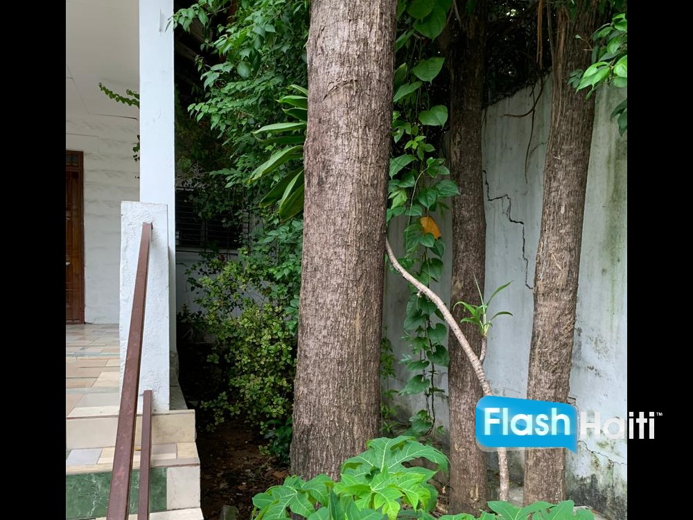 Maison d’Exception à Vendre à Pacot avec Vue Mer Panoramique