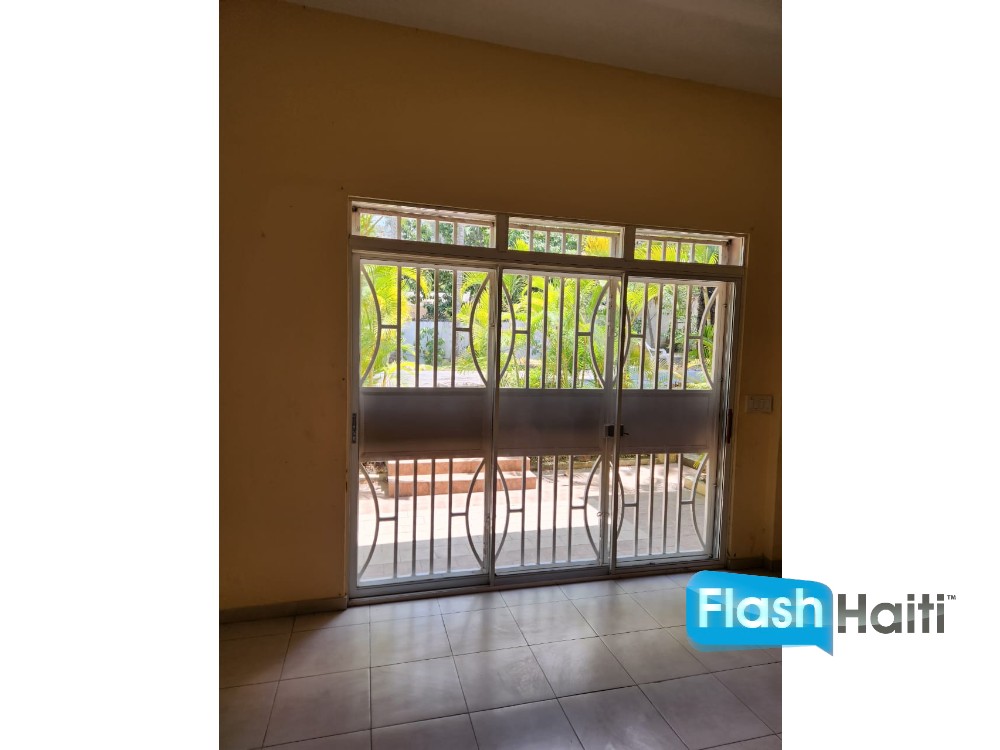 Spacious 5-Bedroom House with Pool for Rent in Pèlerin 5