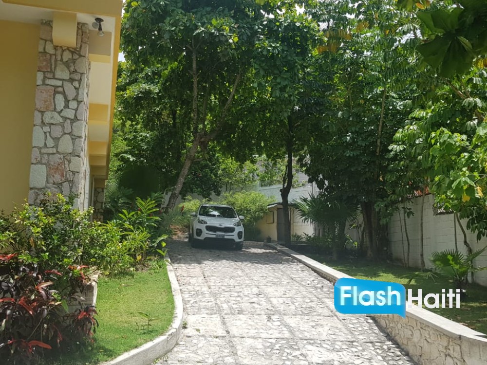 Spacious 5-Bedroom House with Pool for Rent in Pèlerin 5