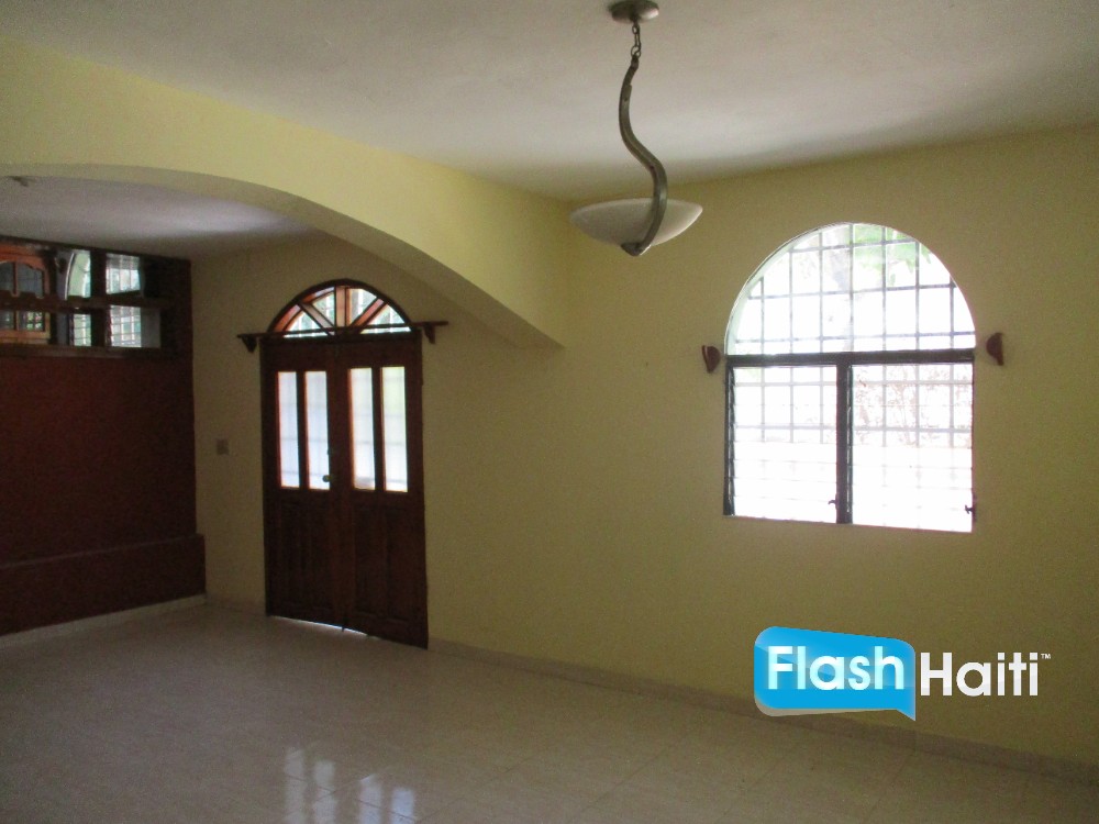 Belle Maison 3 Chambres avec Jardin à Juvenat, Pétion-Ville