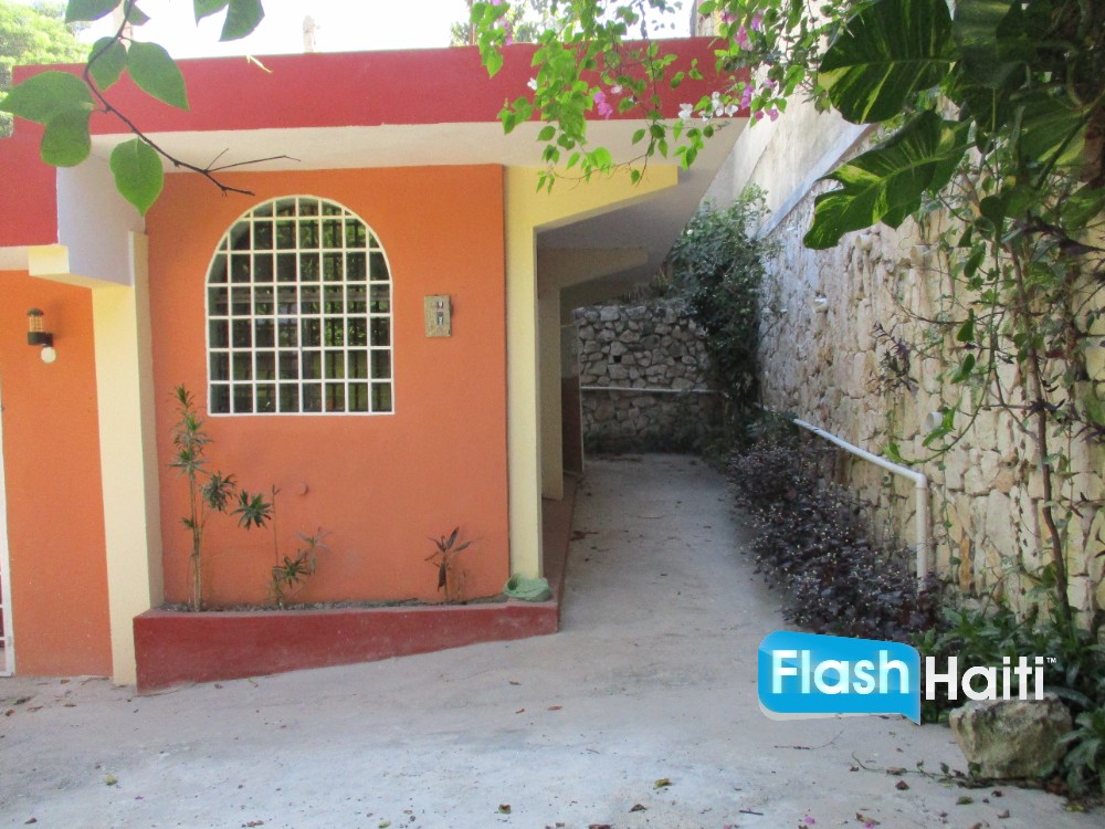 Belle Maison 3 Chambres avec Jardin à Juvenat, Pétion-Ville