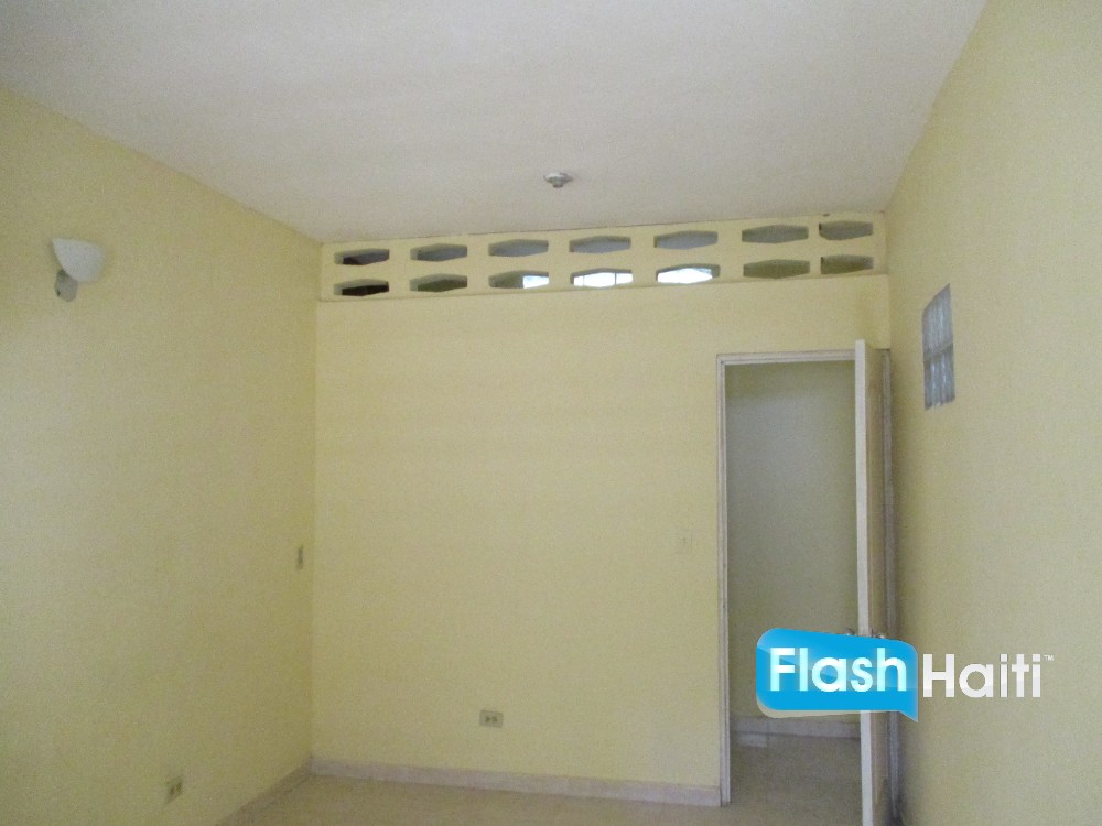 Belle Maison 3 Chambres avec Jardin à Juvenat, Pétion-Ville